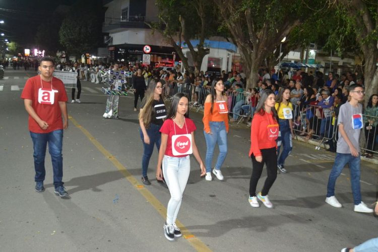Terceira noite de Desfile Cívico é encerrado com chave de ouro