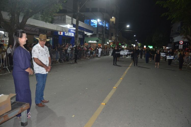 Terceira noite de Desfile Cívico é encerrado com chave de ouro