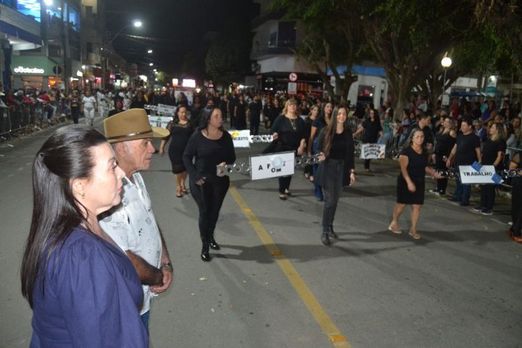 Terceira noite de Desfile Cívico é encerrado com chave de ouro