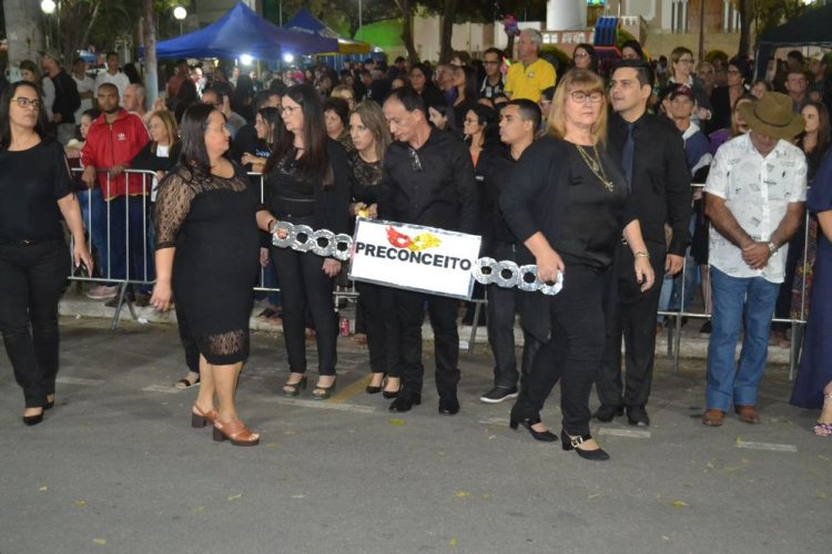 Terceira noite de Desfile Cívico é encerrado com chave de ouro