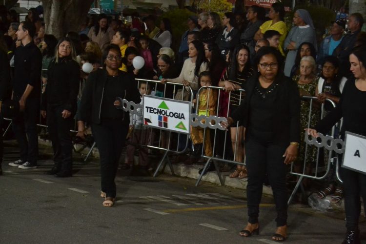 Terceira noite de Desfile Cívico é encerrado com chave de ouro