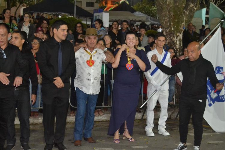 Terceira noite de Desfile Cívico é encerrado com chave de ouro