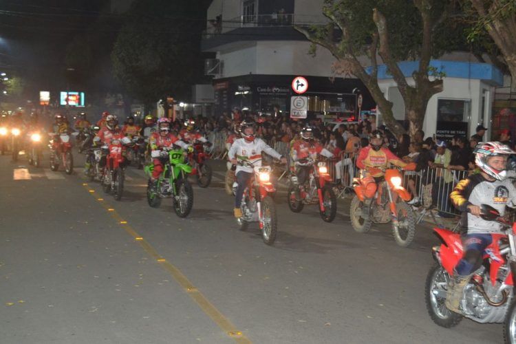 Terceira noite de Desfile Cívico é encerrado com chave de ouro