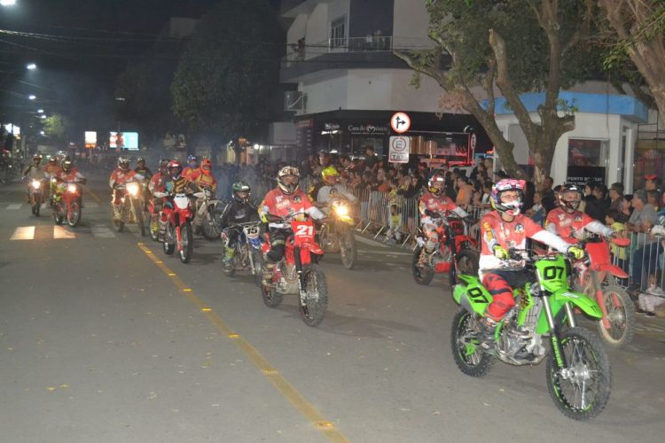Terceira noite de Desfile Cívico é encerrado com chave de ouro