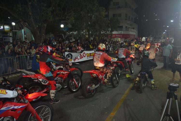 Terceira noite de Desfile Cívico é encerrado com chave de ouro