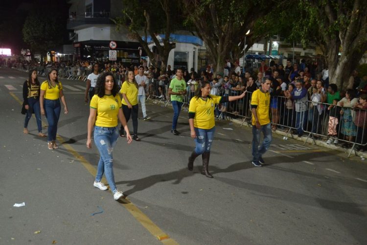 Terceira noite de Desfile Cívico é encerrado com chave de ouro