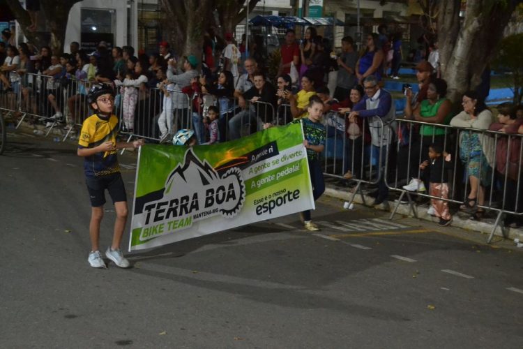 Terceira noite de Desfile Cívico é encerrado com chave de ouro