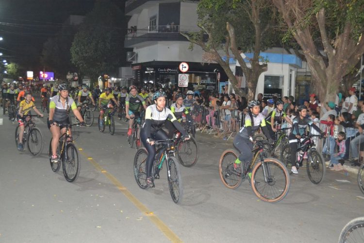Terceira noite de Desfile Cívico é encerrado com chave de ouro