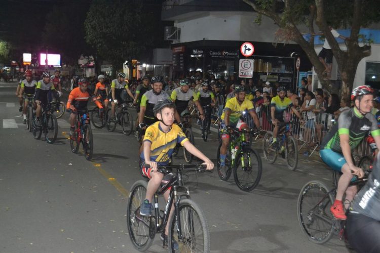 Terceira noite de Desfile Cívico é encerrado com chave de ouro