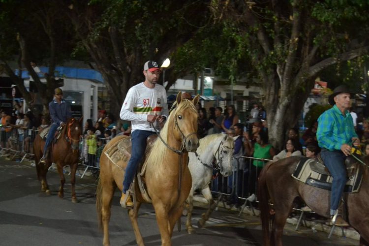 Terceira noite de Desfile Cívico é encerrado com chave de ouro