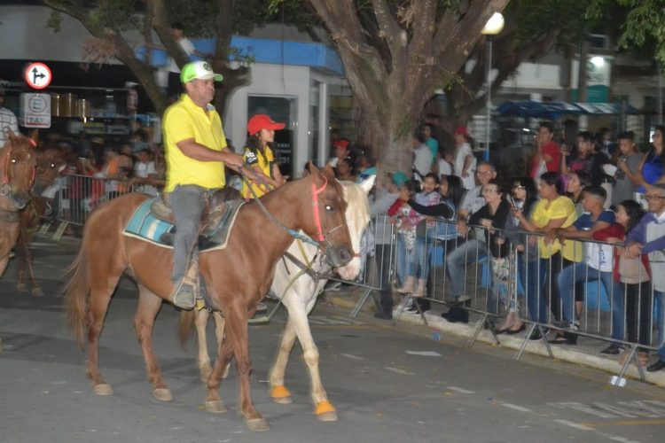 Terceira noite de Desfile Cívico é encerrado com chave de ouro