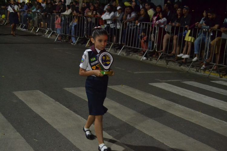 Terceira noite de Desfile Cívico é encerrado com chave de ouro