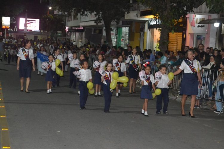 Terceira noite de Desfile Cívico é encerrado com chave de ouro
