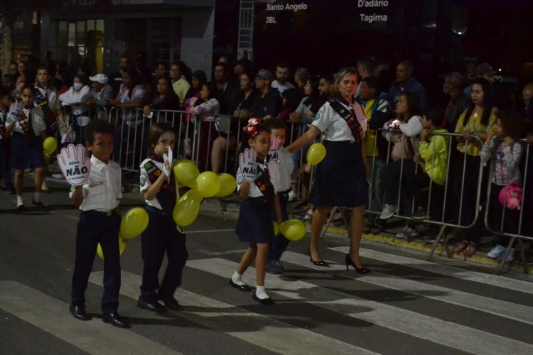 Terceira noite de Desfile Cívico é encerrado com chave de ouro