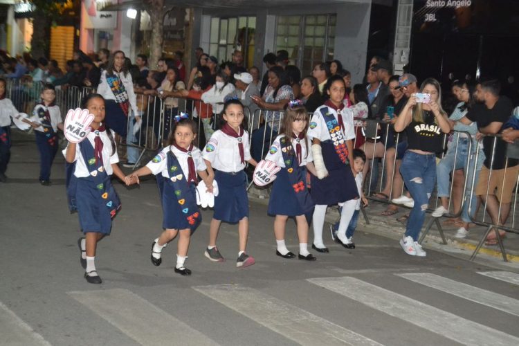 Terceira noite de Desfile Cívico é encerrado com chave de ouro