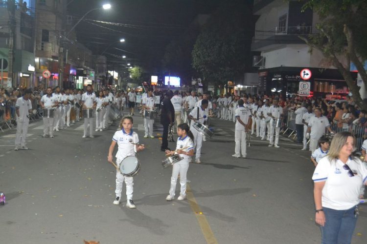 Terceira noite de Desfile Cívico é encerrado com chave de ouro