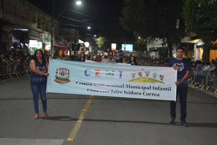 Terceira noite de Desfile Cívico é encerrado com chave de ouro