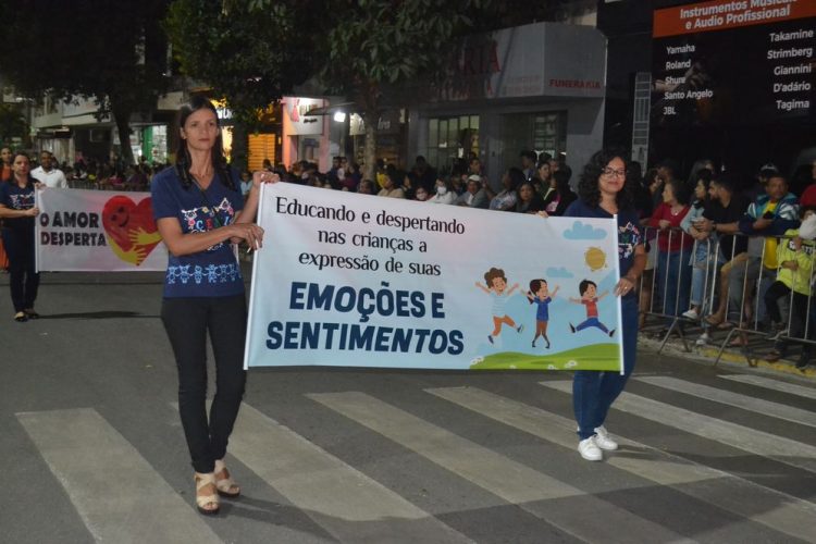Terceira noite de Desfile Cívico é encerrado com chave de ouro