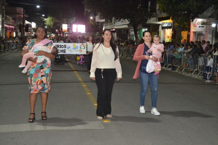 Terceira noite de Desfile Cívico é encerrado com chave de ouro