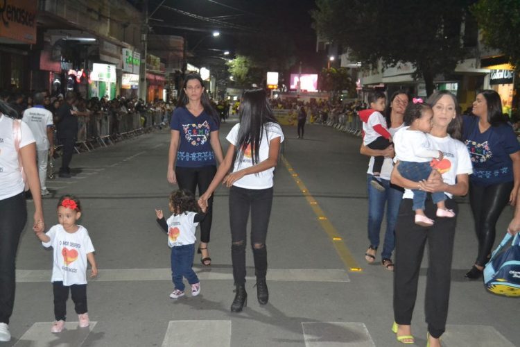 Terceira noite de Desfile Cívico é encerrado com chave de ouro