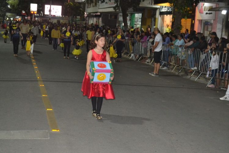 Terceira noite de Desfile Cívico é encerrado com chave de ouro