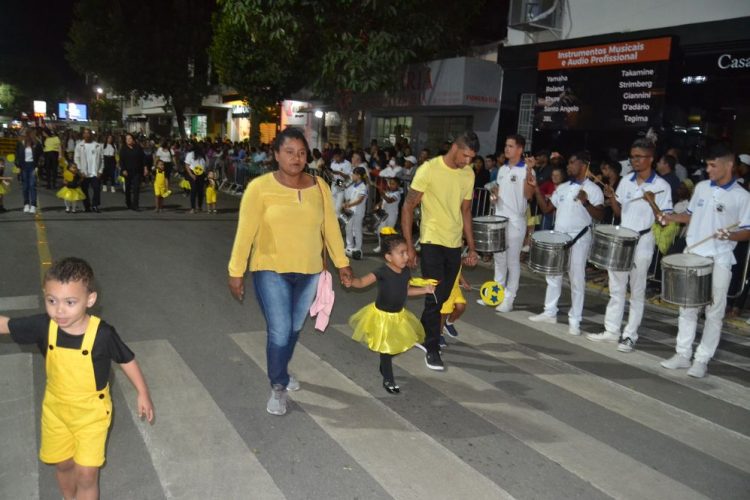 Terceira noite de Desfile Cívico é encerrado com chave de ouro