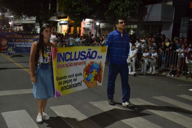 Terceira noite de Desfile Cívico é encerrado com chave de ouro
