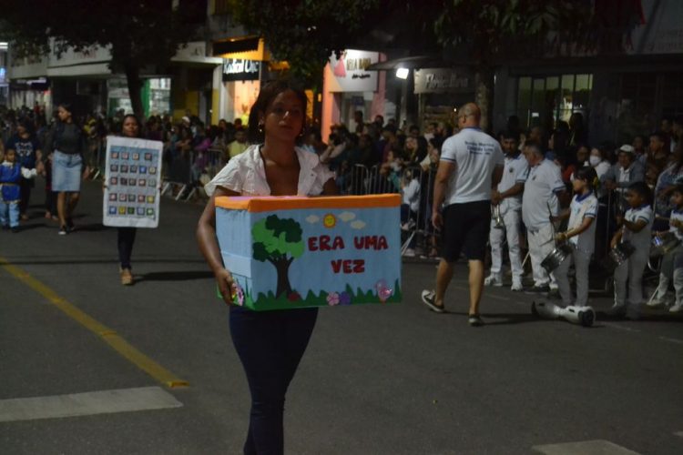 Terceira noite de Desfile Cívico é encerrado com chave de ouro