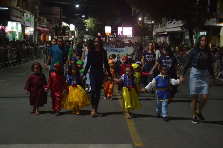 Terceira noite de Desfile Cívico é encerrado com chave de ouro