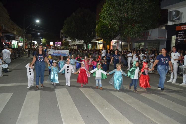 Terceira noite de Desfile Cívico é encerrado com chave de ouro