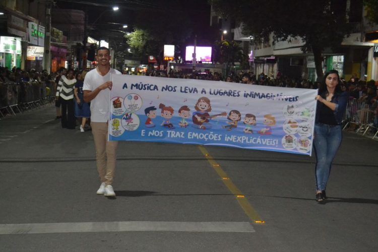 Terceira noite de Desfile Cívico é encerrado com chave de ouro