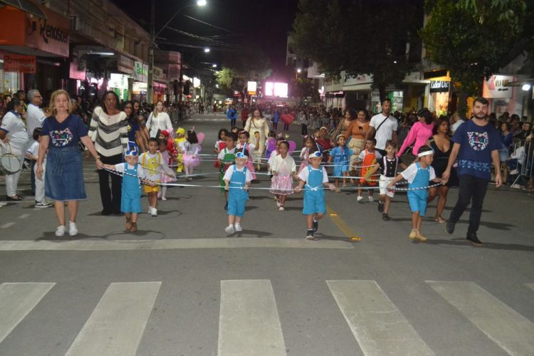 Terceira noite de Desfile Cívico é encerrado com chave de ouro