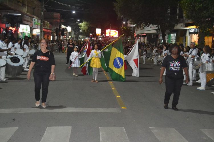 Terceira noite de Desfile Cívico é encerrado com chave de ouro