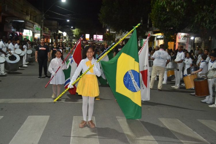 Terceira noite de Desfile Cívico é encerrado com chave de ouro
