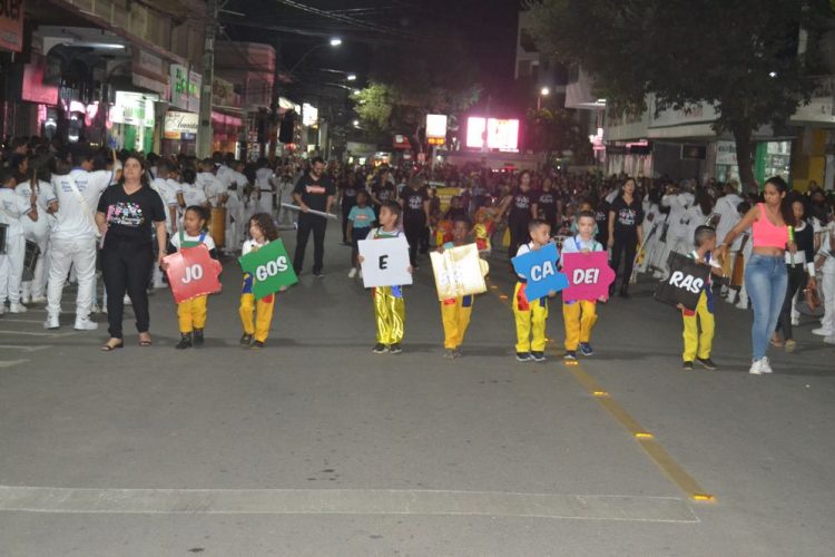 Terceira noite de Desfile Cívico é encerrado com chave de ouro