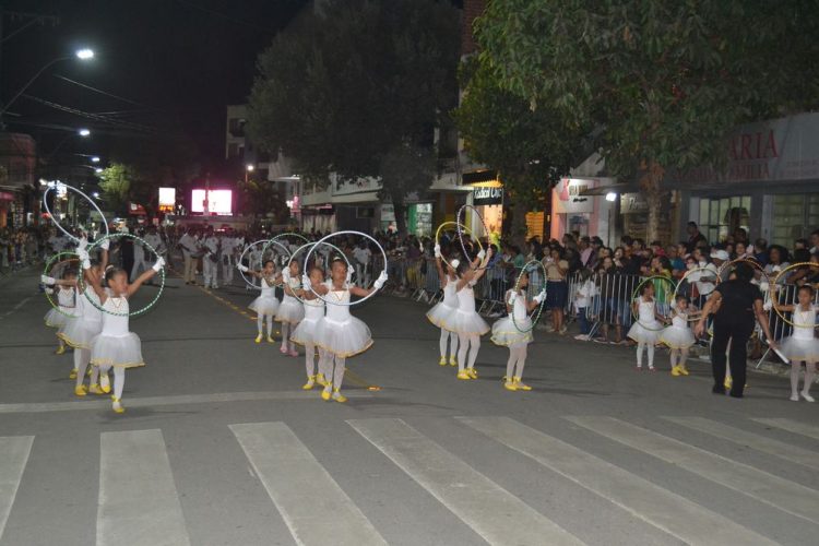Terceira noite de Desfile Cívico é encerrado com chave de ouro
