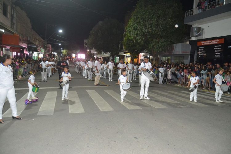 Terceira noite de Desfile Cívico é encerrado com chave de ouro