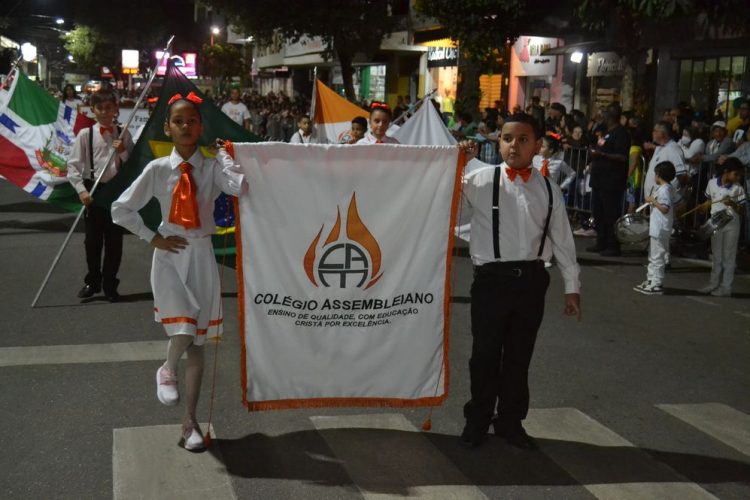 Terceira noite de Desfile Cívico é encerrado com chave de ouro