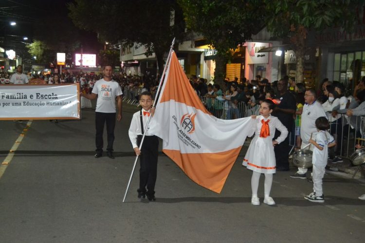 Terceira noite de Desfile Cívico é encerrado com chave de ouro