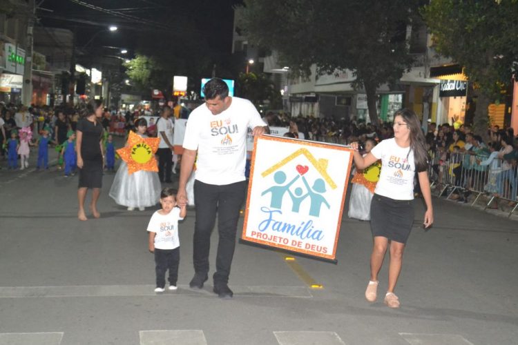 Terceira noite de Desfile Cívico é encerrado com chave de ouro