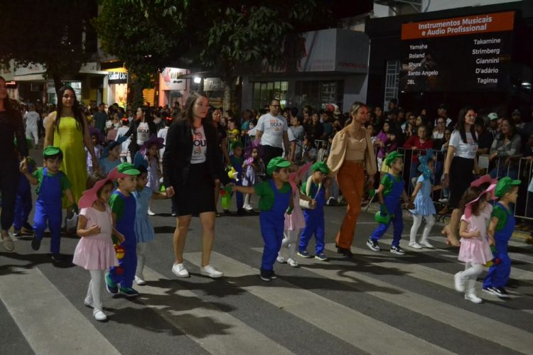 Terceira noite de Desfile Cívico é encerrado com chave de ouro