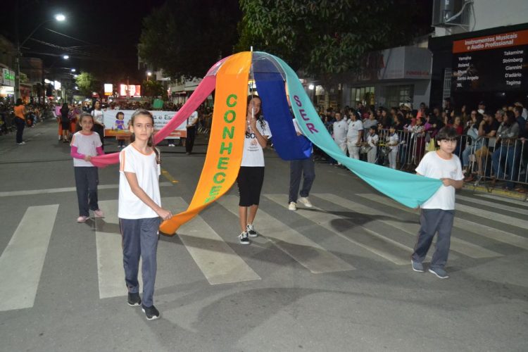 Terceira noite de Desfile Cívico é encerrado com chave de ouro