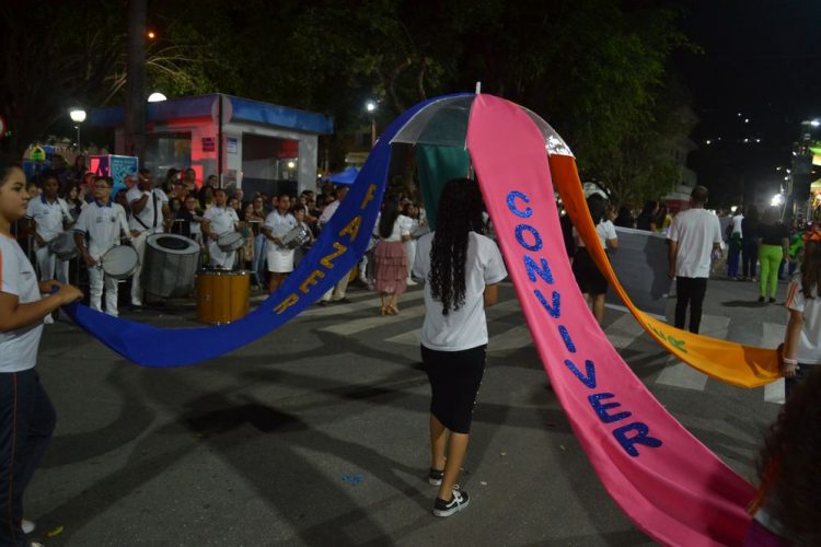 Terceira noite de Desfile Cívico é encerrado com chave de ouro