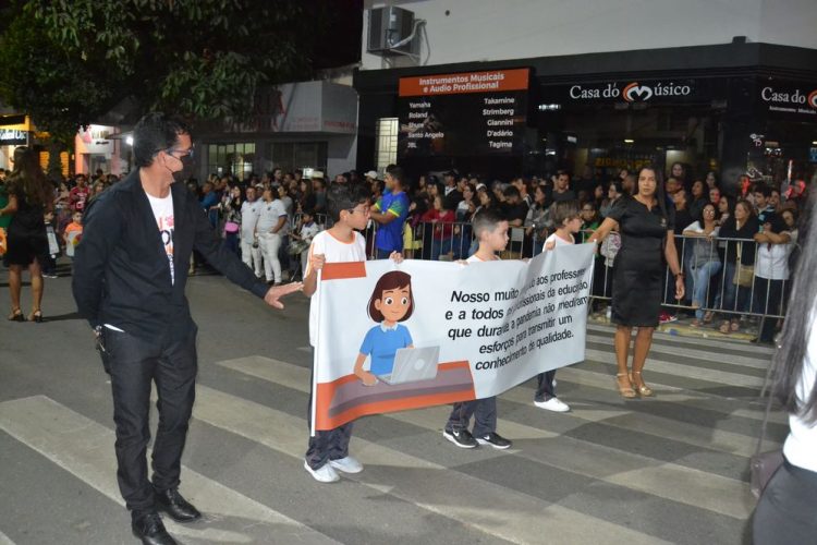 Terceira noite de Desfile Cívico é encerrado com chave de ouro