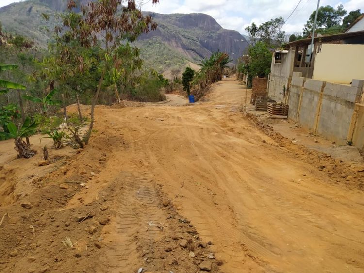 Prefeitura calça cinco ruas e leva mais qualidade de vida à população