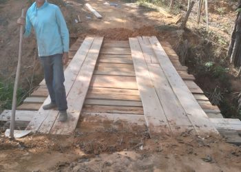 Ponte é reconstruída no córrego da Fundanga
