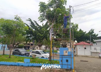 Prefeitura de Mantena inicia instalação de iluminação natalina