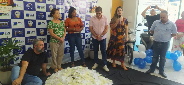 CDL realiza o sorteio de duas Honda Biz