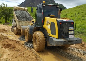 Prefeitura realiza serviços na estrada que liga Mantena a Cachoeirinha de Itaúnas