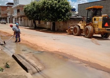 Prefeitura de Mantena realiza operação limpeza na sede do município
